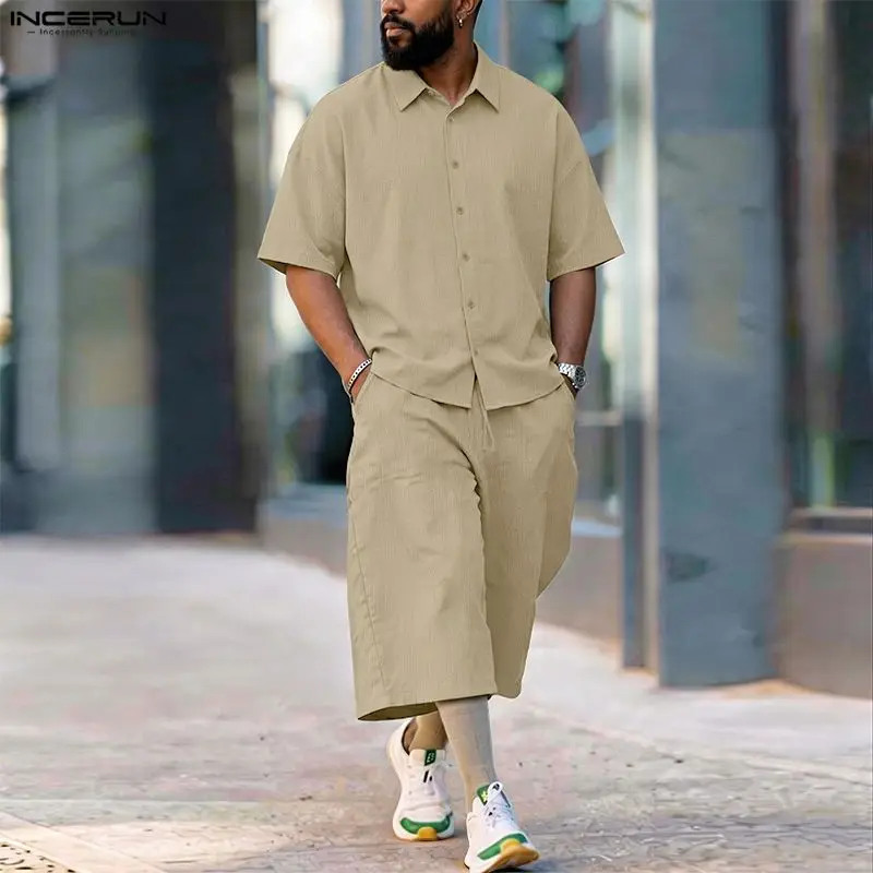 Fashion Streetwear - INCERUN ชุดเซ็ตผู้ชาย เสื้อเชิ้ตแขนสั้นปกเรียบ กางเกงขายาว ชุดสองชิ้น สตรีทแวร์