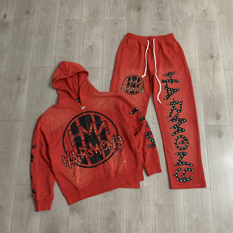 Street Fashion In China - ชุดเสื้อฮู้ดและกางเกงแบรนด์แฟชั่นสตรีท HARMONY พร้อมลายปั๊มร้อน ซิปคุณภาพสูง เสื้อคาร์ดิแกนลำลอง ชุดฮาร์โมนี่