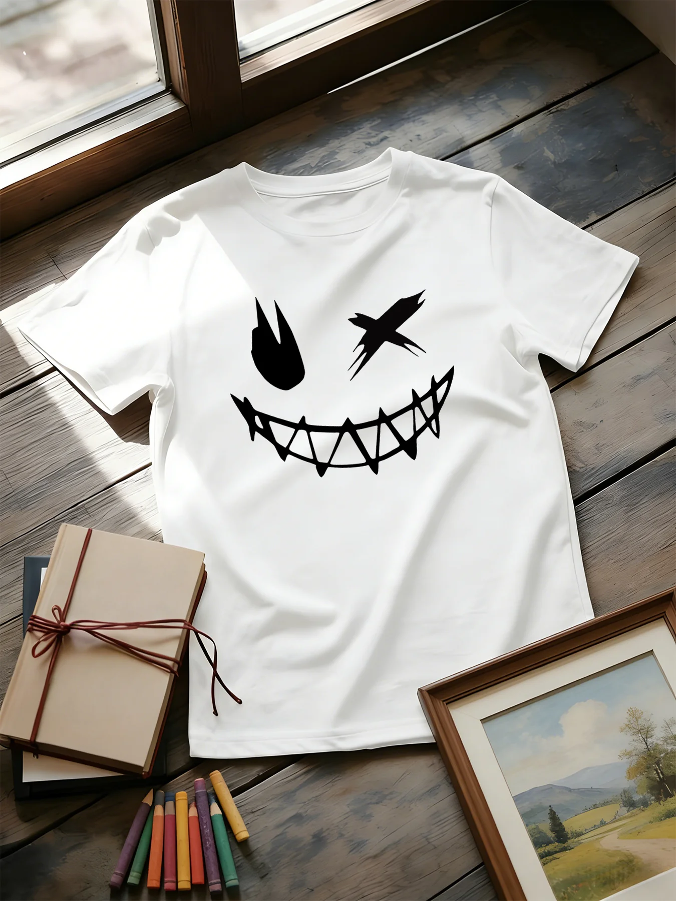 Street Fashion Culture - เสื้อยืดลายหน้าปีศาจยิ้มสีเข้ม สไตล์แฟชั่นพิมพ์ลายกอธิค ผสมผสานองค์ประกอบวัฒนธรรมสตรีทสุดเท่ สำหรับพ่อแม่ลูก